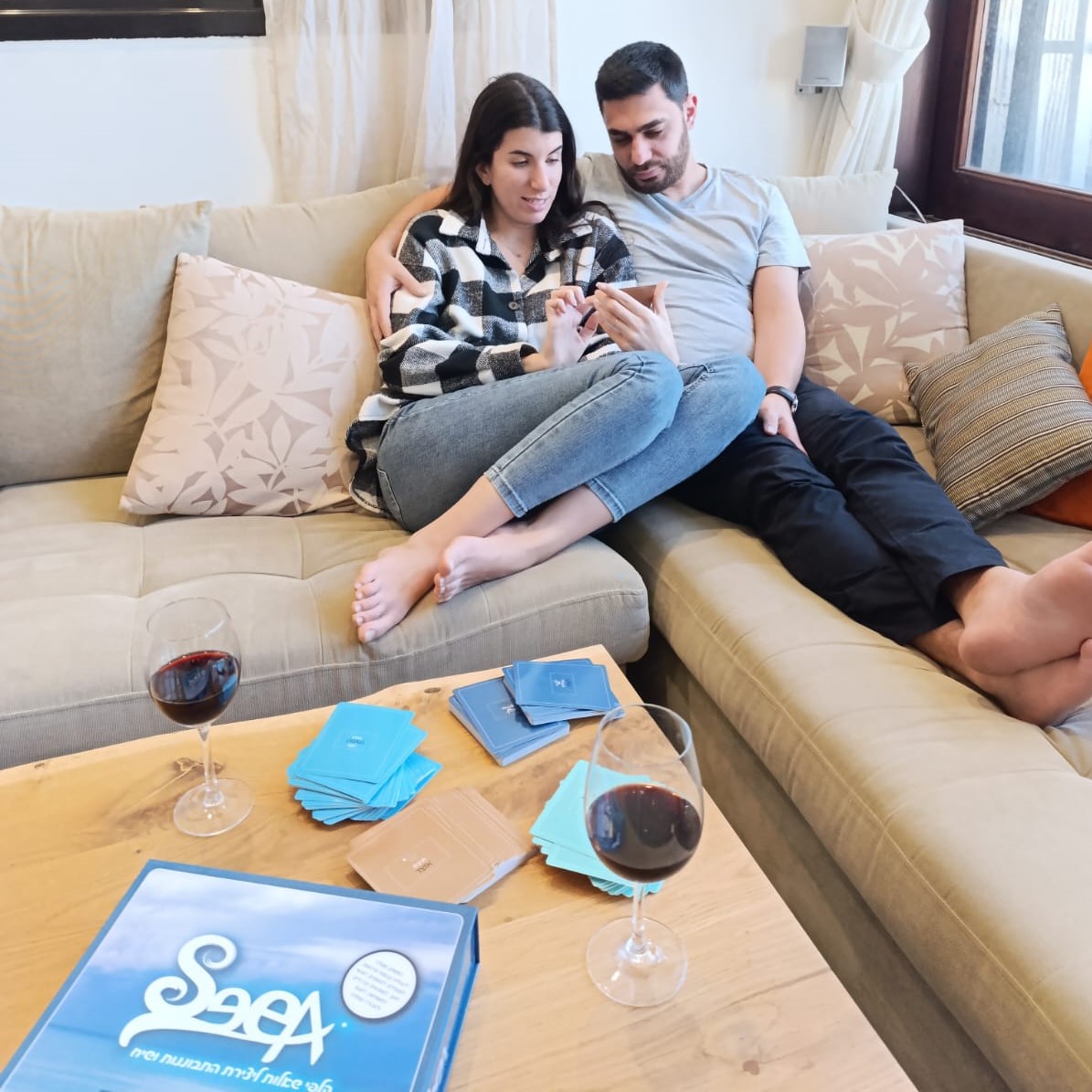 זוג על הספה, רגע קרוב ואינטימי בערב